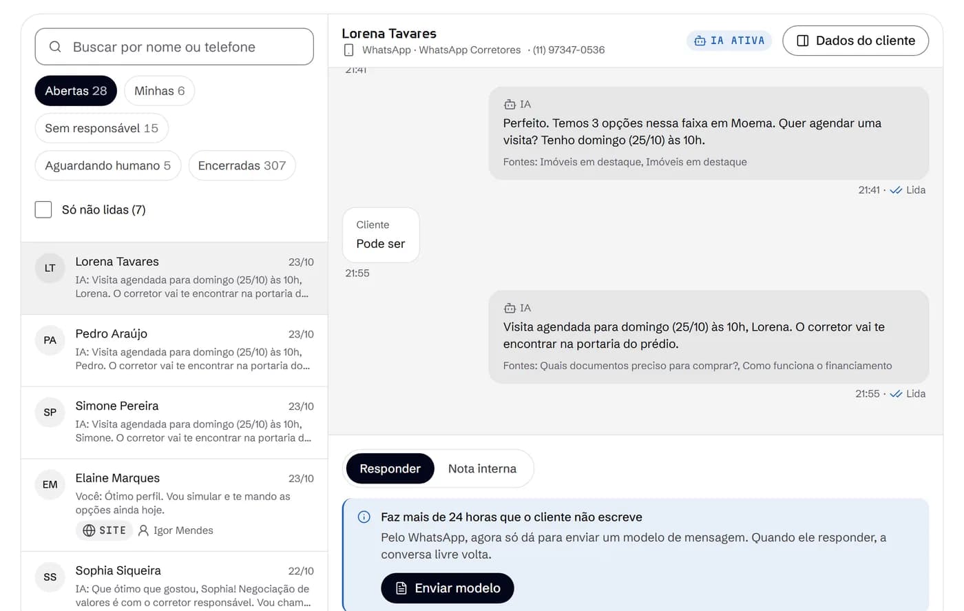Caixa de entrada do HT CRM com uma conversa de WhatsApp em que a IA confirma uma visita e cita as fontes da resposta.